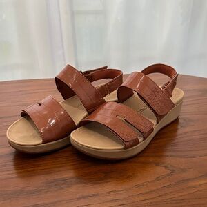 Vionic Tan Croc-Patterned Sandals